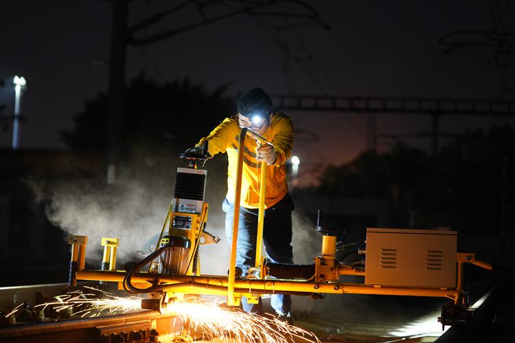 凌晨1点,海南铁路的探伤工们开始为期4个小时的轨道维护工作.